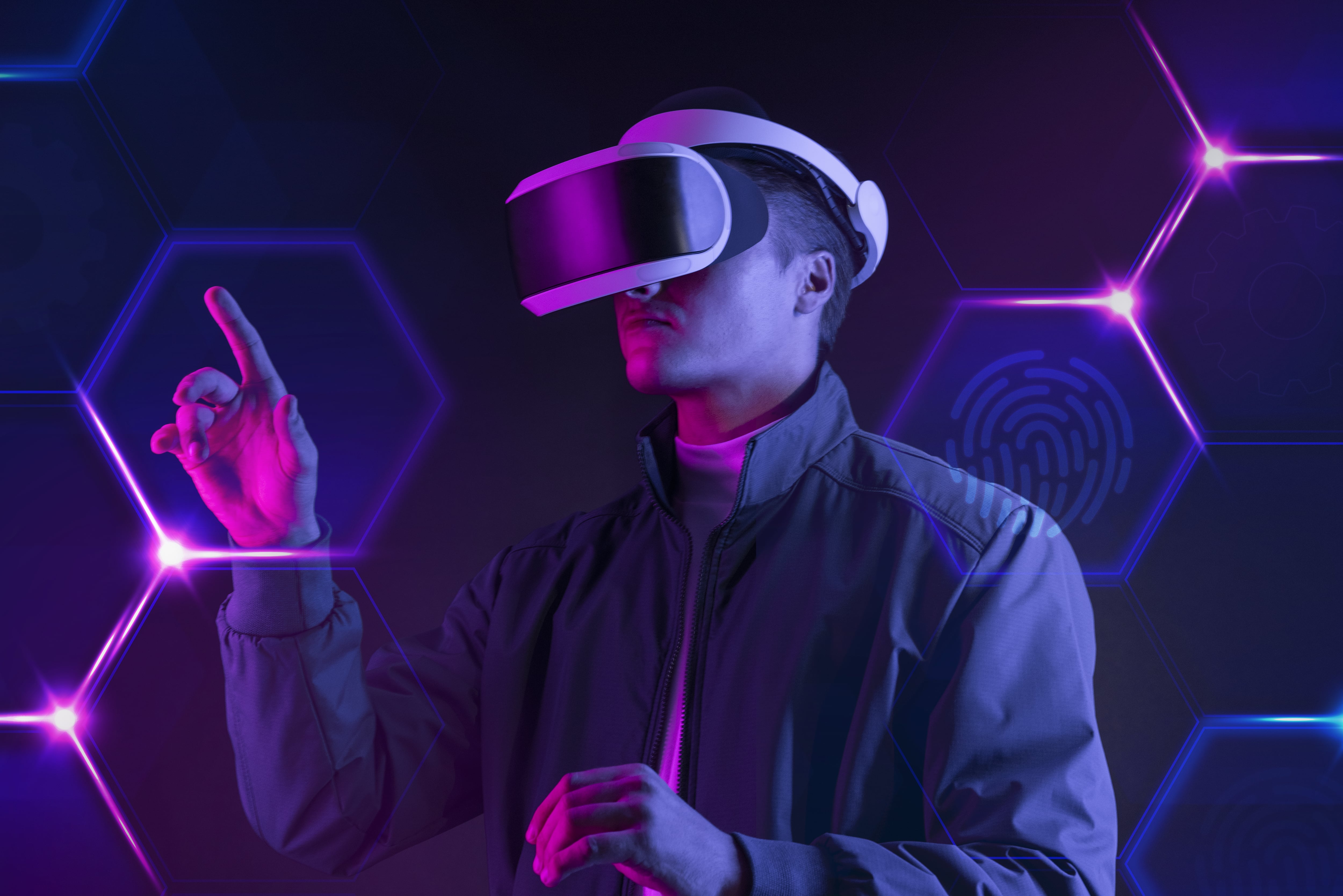 homen usando oculos futurista de realidade aumentada
